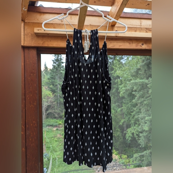 Black and white halter top - Picture 2 of 3